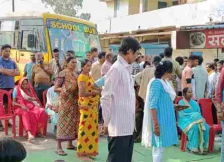 जर्जर सड़क सुधारने एवं निर्माण कार्य में तेजी लाने की मांग पर 5 घंटे तक चक्का जाम