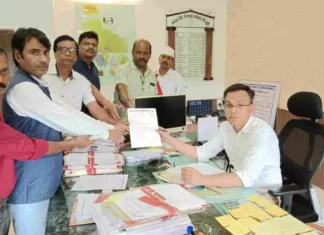 विभिन्न ट्रेनों को कोरबा से चलाने भारतीय कम्युनिस्ट पार्टी ने रेल मंत्री के नाम कलेक्टर को सौंपा ज्ञापन