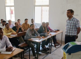 मतदान अधिकारी को दिया जा रहा प्रशिक्षण
