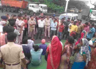 दीपका गौरव पथ में भारी वाहन परिवहन बन्द कराने की मांग पर दिनभर ठप्प किया कोयला परिवहन