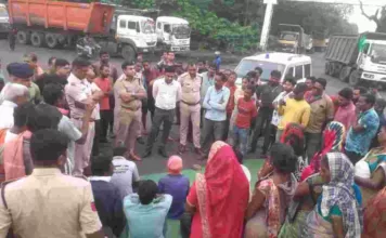 दीपका गौरव पथ में भारी वाहन परिवहन बन्द कराने की मांग पर दिनभर ठप्प किया कोयला परिवहन