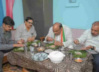 पूर्व पार्षद संबल कंवर के घर राजस्व मंत्री ने किया भोजन