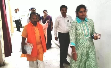 राजनीतिक दल के पदाधिकारियों को कराया गया नाम-निर्देशन कक्ष का अवलोकन
