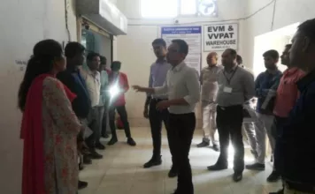 कोरबा: EVM मशीन की कमीशनिंग प्रक्रिया का कलेक्टर ने किया निरीक्षण