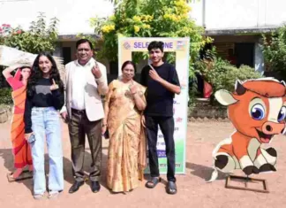 राजनांदगांव: कलेक्टर ने सपरिवार मतदान कर लोकतंत्र के उत्सव में निभाई अपनी सहभागिता