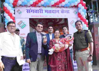 अपने नवजात शिशु संग अग्रवाल दंपत्ति पहुंचे मतदान देने, तो वही 5 माह की नन्ही बिटिया संग पहुंची डॉ.कुंती चौधरी