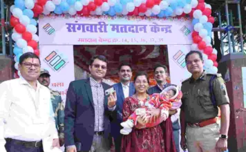 अपने नवजात शिशु संग अग्रवाल दंपत्ति पहुंचे मतदान देने, तो वही 5 माह की नन्ही बिटिया संग पहुंची डॉ.कुंती चौधरी