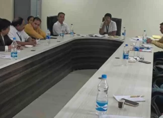 प्रेक्षक ने राजनीतिक दलों के पदाधिकारियों की उपस्थिति में मतदान प्रपत्रों की संवीक्षा की