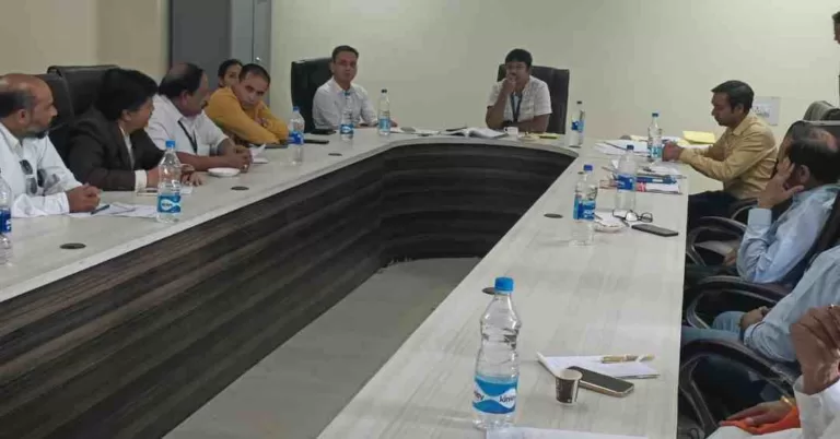 प्रेक्षक ने राजनीतिक दलों के पदाधिकारियों की उपस्थिति में मतदान प्रपत्रों की संवीक्षा की