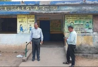 जिला शिक्षा अधिकारी ने किया स्कूलों का निरीक्षणविद्यार्थियों की नियमित उपस्थिति, अध्यापन व्यवस्था व समय पर शिक्षकों को उपस्थित होने के दिए निर्देश