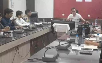 मतगणना में आवश्यक व्यवस्था को लेकर कलेक्टर ने ली बैठक