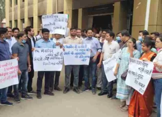 KORBA: महिला डॉक्टर के पक्ष में एकजुट हुए साथी डॉक्टर्स, काली पट्टी लगाकर दर्ज कराया विरोध