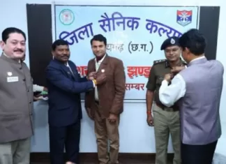 सशस्त्र सेना झण्डा दिवस: जिला सैनिक कल्याण अधिकारी ने कलेक्टर एवं एसएसपी को लगाया फ्लैग, राष्ट्र रक्षा हेतु समर्पित सैनिकों का कार्य सदैव अविस्मरणीय-कलेक्टर कार्तिकेया गोयल
