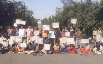 विरोध आंदोलन: लंबित रोजगार की मांग को लेकर भूविस्थापितों ने एसईसीएल दीपका कार्यालय को किया जाम