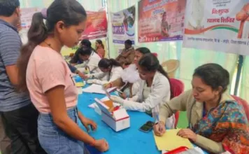 विकसित भारत संकल्प यात्रा से जुड़ रहे ग्रामवासी, योजनाओं का मिल रहा लाभहेल्थ कैम्प लगाने के साथ केन्द्र सरकार की विभिन्न योजनाओं की दे रहे जानकारी‘मेरी कहानी, मेरी जुबानी’- लाभान्वित हितग्राहियों ने साझा किए अपने अनुभव
