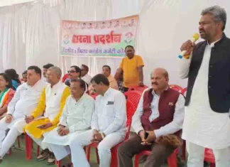 इंडिया गठबंधन के 146 सांसदों के निलंबन के फैसले के खिलाफ कोरबा में विरोध प्रदर्शन