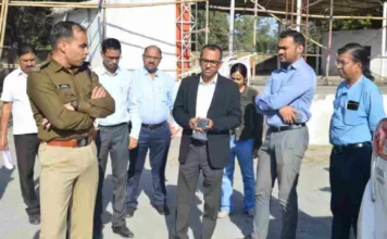 गणतंत्र दिवस की तैयारियों का जायजा लेते कलेक्टर और पुलिस अधीक्षक