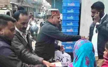 राम मंदिर प्राण प्रतिष्ठा का घर घर पहुंच दिया जा रहा निमंत्रण: अयोध्या से आए अक्षत वितरित कर मां दुर्गा सेवा समिति ने किया इस अभियान का आरंभ