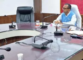 समय पर हो स्कूल का संचालन, अनुपस्थित शिक्षकों पर करें कार्यवाही-कलेक्टर