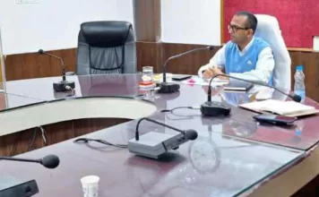 समय पर हो स्कूल का संचालन, अनुपस्थित शिक्षकों पर करें कार्यवाही-कलेक्टर