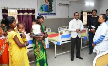 कोरबा: कलेक्टर ने स्वास्थ्य सुविधाओं की जांच की; अधिकारियों को दिए निर्देश