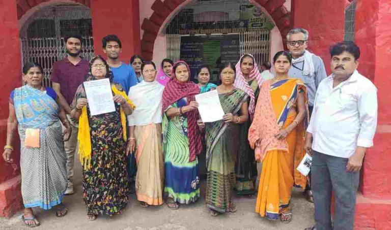 भिलाई के महिला संगठन ऐपवा ने राष्ट्रपति के नाम जिलाधिकारी को सौंपा ज्ञापन