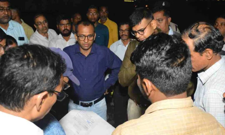 कलेक्टर और एसपी ने चौक-चौराहों पर यातायात व्यवस्था की समीक्षा की