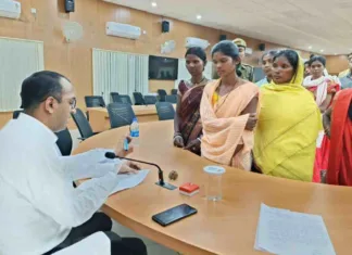 कलेक्टर ने जनचौपाल में सुनी आम नागरिकों की समस्याएं