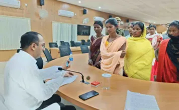 कलेक्टर ने जनचौपाल में सुनी आम नागरिकों की समस्याएं