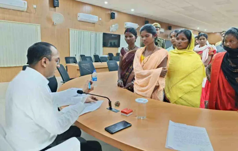 कलेक्टर ने जनचौपाल में सुनी आम नागरिकों की समस्याएं