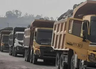 रोजगार की मांग को लेकर ग्रामीणों ने एसईसीएल का कोयला व मिट्टी परिवहन किया ठप्प