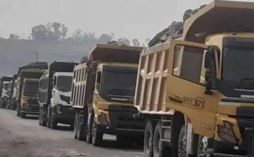 रोजगार की मांग को लेकर ग्रामीणों ने एसईसीएल का कोयला व मिट्टी परिवहन किया ठप्प