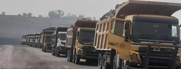 रोजगार की मांग को लेकर ग्रामीणों ने एसईसीएल का कोयला व मिट्टी परिवहन किया ठप्प