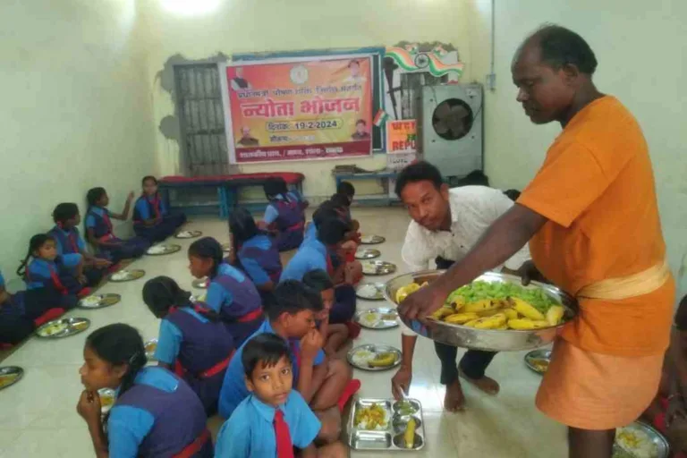 प्रधानमंत्री पोषण शक्ति निर्माण योजना अंतर्गत जिले के स्कूलों में किया गया ‘न्यौता भोजन’