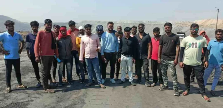 बेरोजगारों का आक्रोश! खदान में उतरकर 6 घंटे प्रदर्शन, 4 को मिला रोजगार, बाकी का क्या?