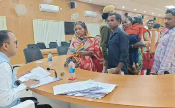 जनचौपाल: कलेक्टर ने आम नागरिकों की समस्याएं सुनीं, त्वरित समाधान के दिए निर्देश