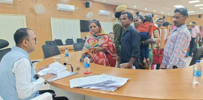 जनचौपाल: कलेक्टर ने आम नागरिकों की समस्याएं सुनीं, त्वरित समाधान के दिए निर्देश