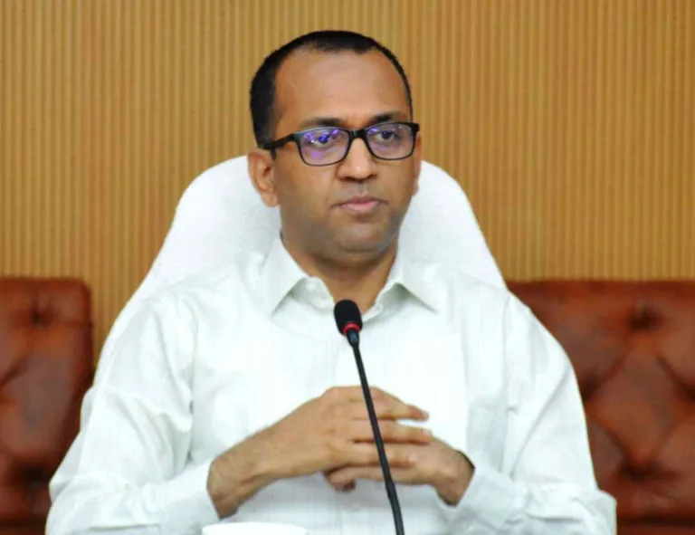 अवैध रेत उत्खनन और ईंट भट्ठों पर कलेक्टर का सख्त रुख: समय सीमा बैठक में कार्यवाही के निर्देश