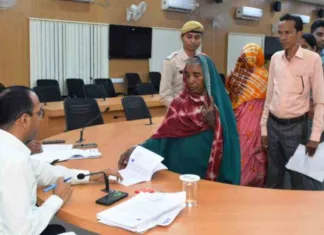 कोरबा: जनचौपाल में कलेक्टर ने सुनी आम नागरिकों की समस्याएं