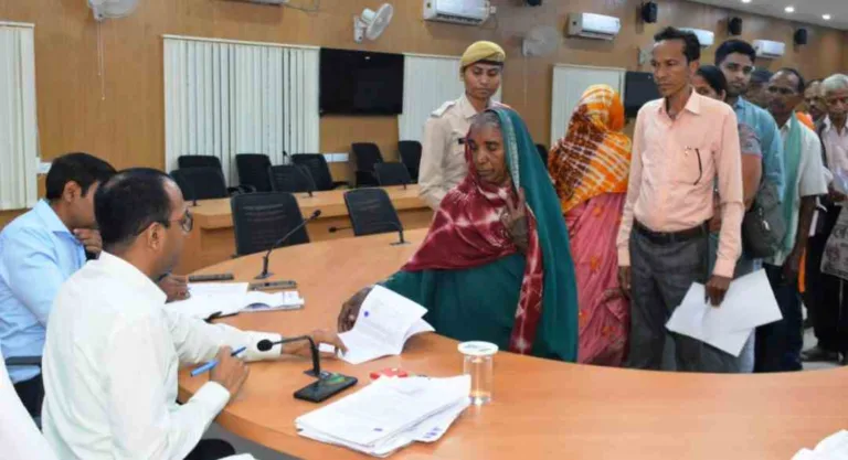 कोरबा: जनचौपाल में कलेक्टर ने सुनी आम नागरिकों की समस्याएं