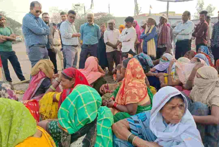 एसईसीएल के खिलाफ भूविस्थापित ग्रामीणों का धरना प्रदर्शन: नौकरी और रोजगार की मांग