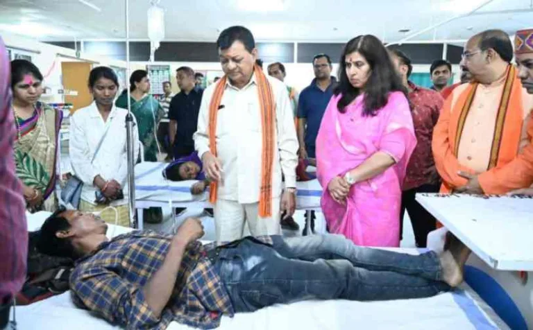 गिधौरी: विषाक्त भोजन से पीड़ित परिवार से मिले भाजपा नेता; बंधाया ढांढस