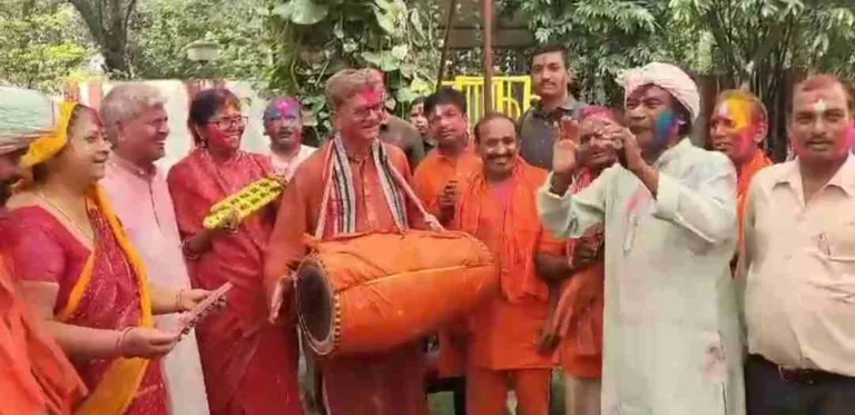 होली के रंग में रंगे ज्योत्सना चरणदास: फाग गीतों और मांदर की थाप पर थिरके डॉ महंत
