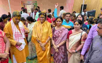 होली मिलन समारोह में डॉ महंत और सांसद श्रीमती ज्योत्सना महंत का जोरदार स्वागत