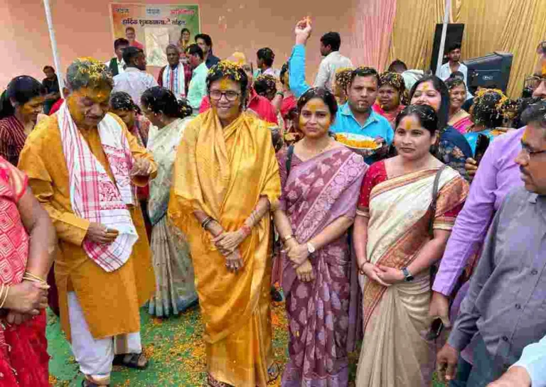 होली मिलन समारोह में डॉ महंत और सांसद श्रीमती ज्योत्सना महंत का जोरदार स्वागत