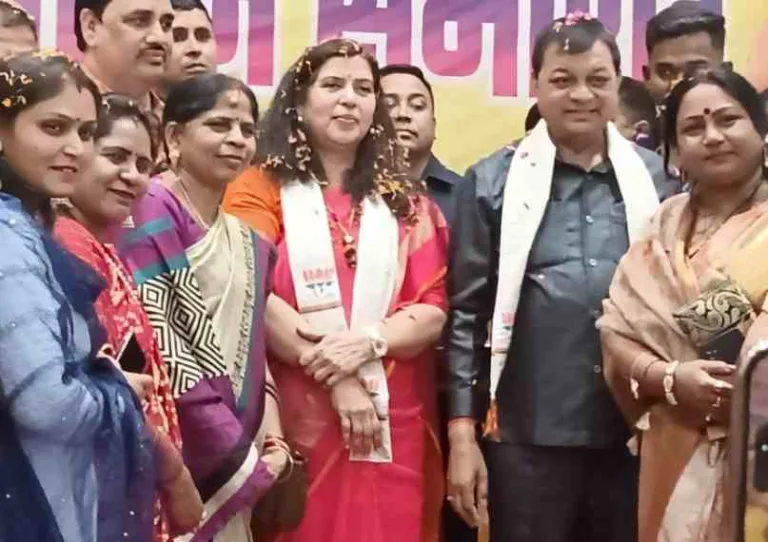 कोरबा: भाजपा के होली मिलन समारोह में फूलों की होली का रंगारंग कार्यक्रम आयोजित