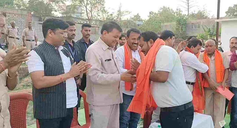 उद्योग मंत्री लखन लाल देवांगन का धुआंधार प्रचार: कई श्रमिक संघों के प्रतिनिधियों ने ली भाजपा की सदस्यता