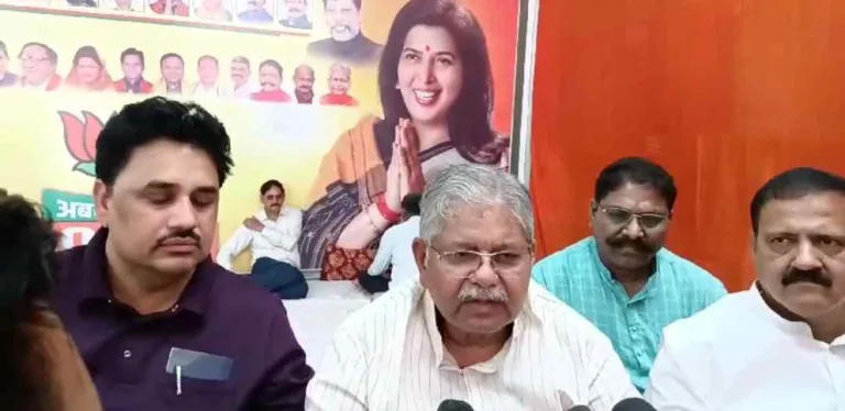 धरम लाल कौशिक ने बूथ विजय अभियान का किया शुभारंभ, कार्यकर्ताओं के घर लगाए झंडे