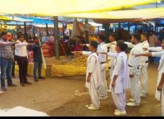 नुक्कड़-नाटक के माध्यम से छात्र-छात्राओं ने दिया मतदाता जागरूकता का संदेश