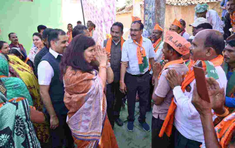 पाली तानाखार दौरे पर भाजपा प्रत्याशी सरोज पांडे: सरपंचों व ग्रामीणों ने किया भाजपा प्रवेश